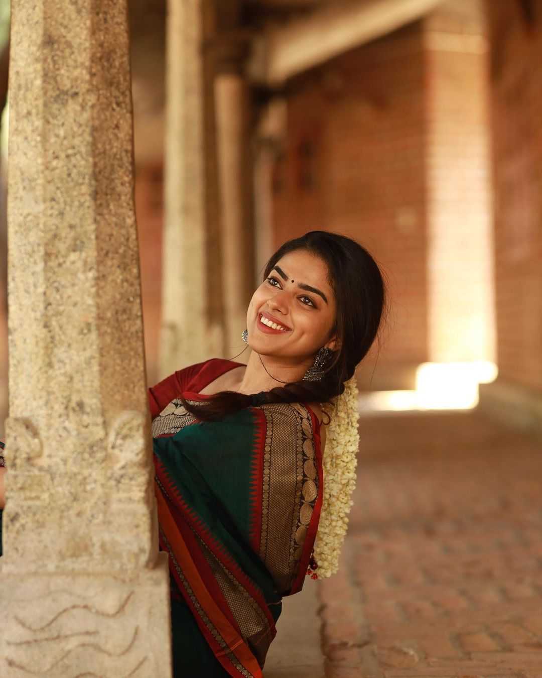 Actress Siddhi Idnani Looks Stunning In Saree Wear009