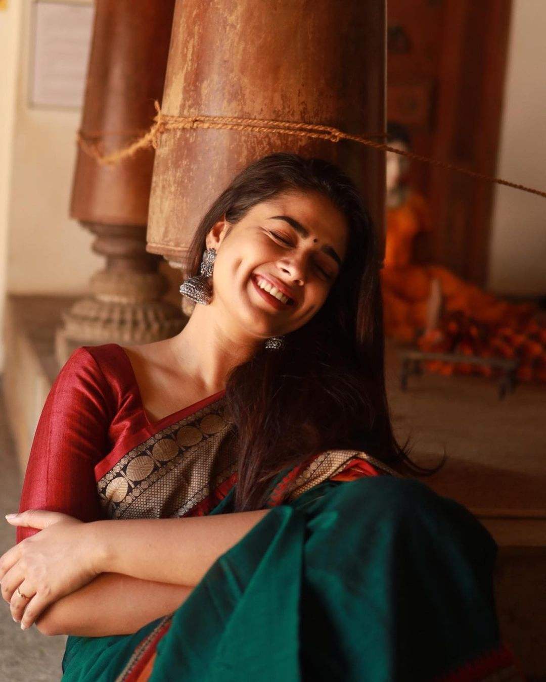 Actress Siddhi Idnani Looks Stunning In Saree Wear010