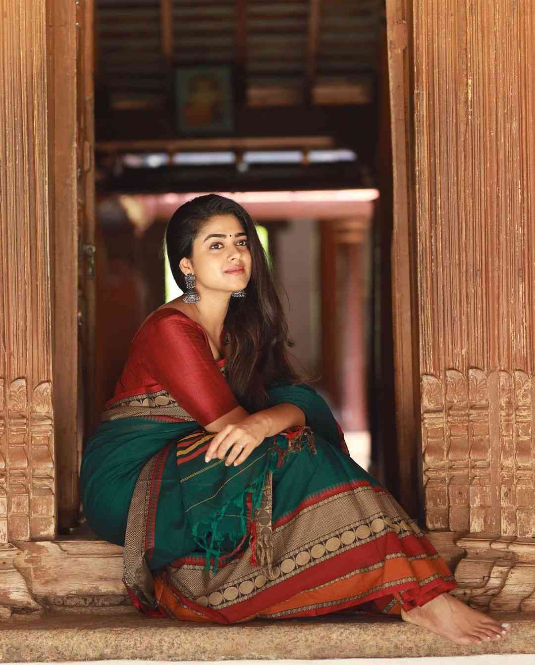 Actress Siddhi Idnani Looks Stunning In Saree Wear011