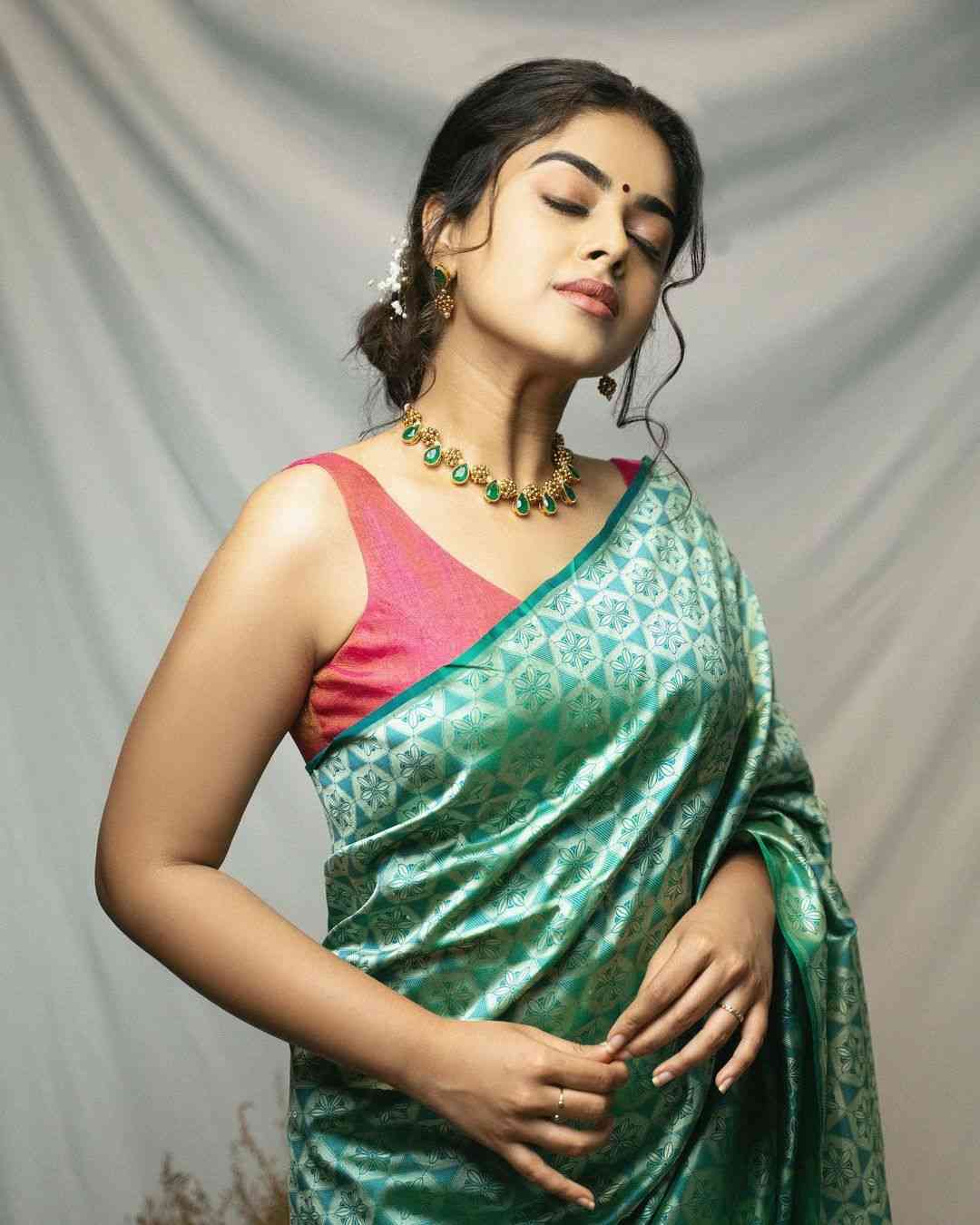 Actress Siddhi Idnani Looks Stunning In Saree Wear012