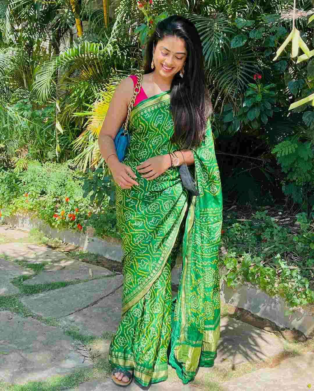 Actress Siddhi Idnani Looks Stunning In Saree Wear013