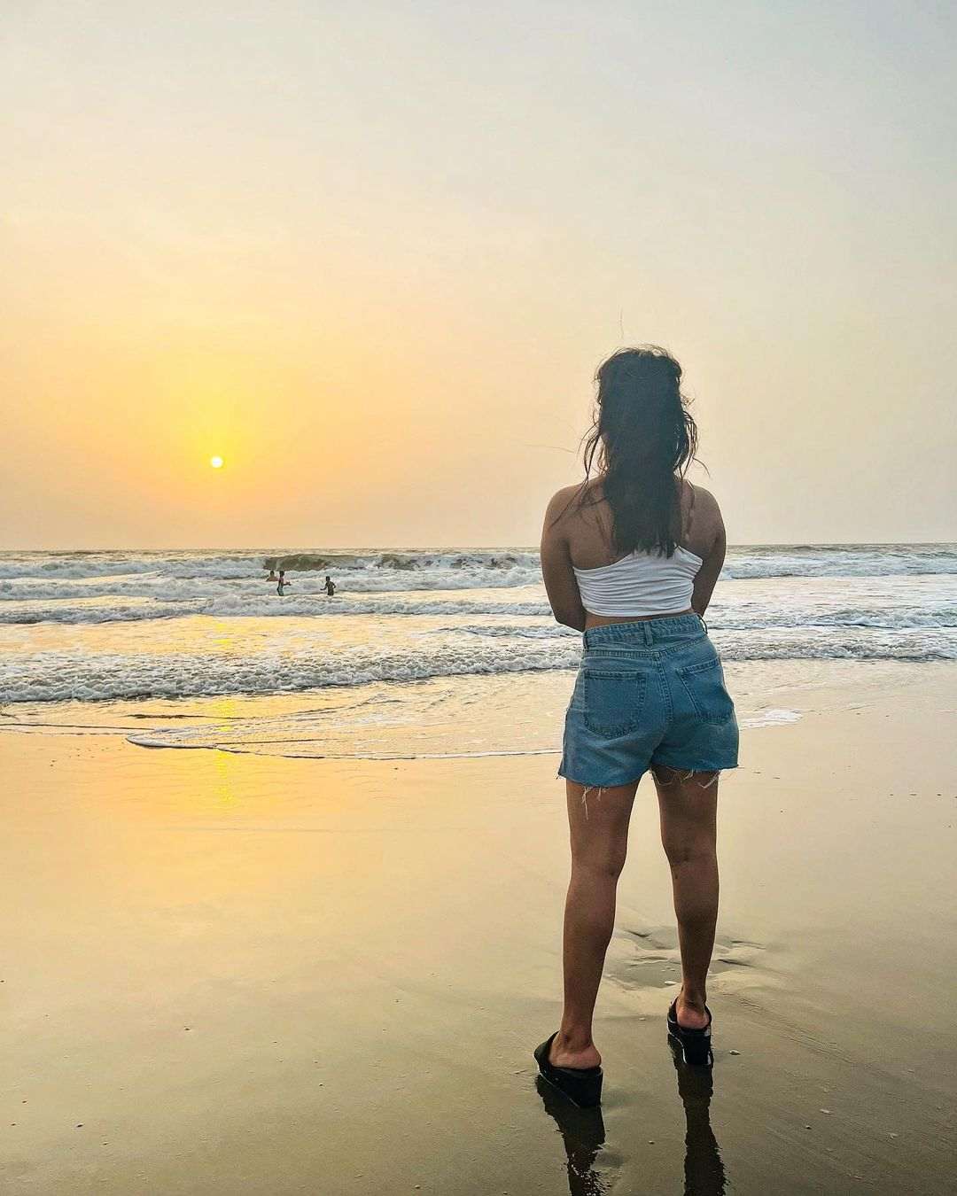 Alekhay Harika Latest Photos In Shorts Go Viral003