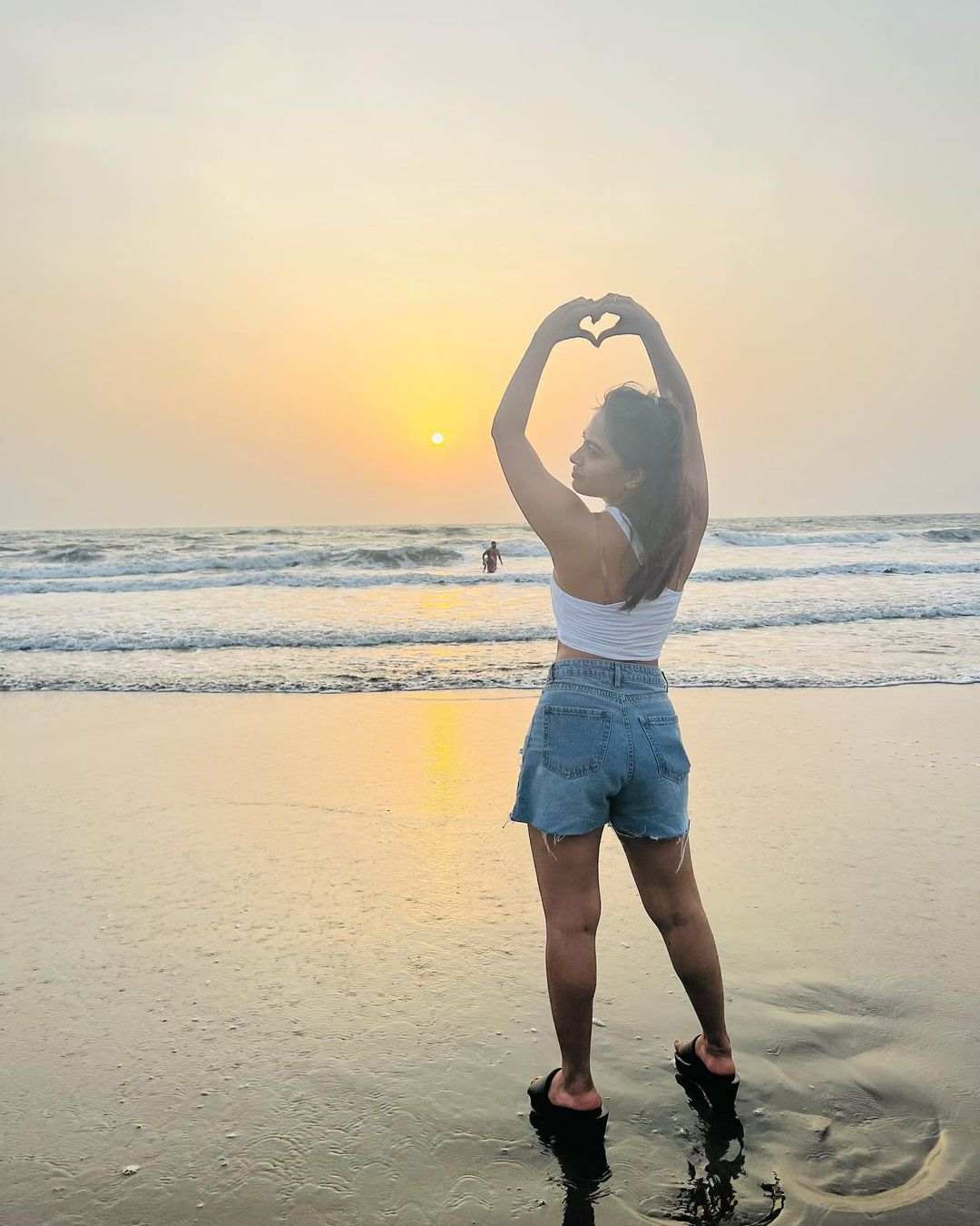 Alekhay Harika Latest Photos In Shorts Go Viral004