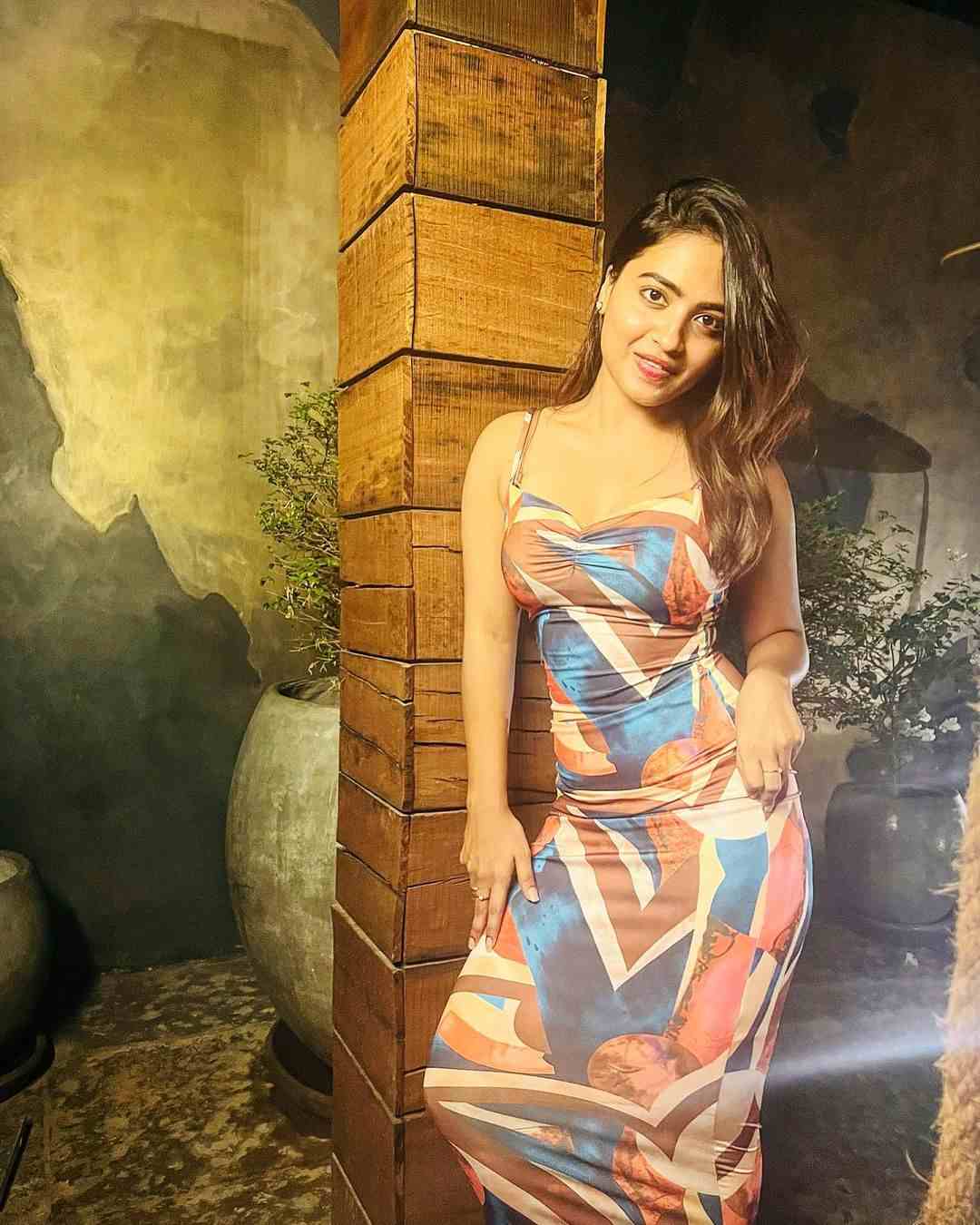 Alekhay Harika Latest Photos In Shorts Go Viral005