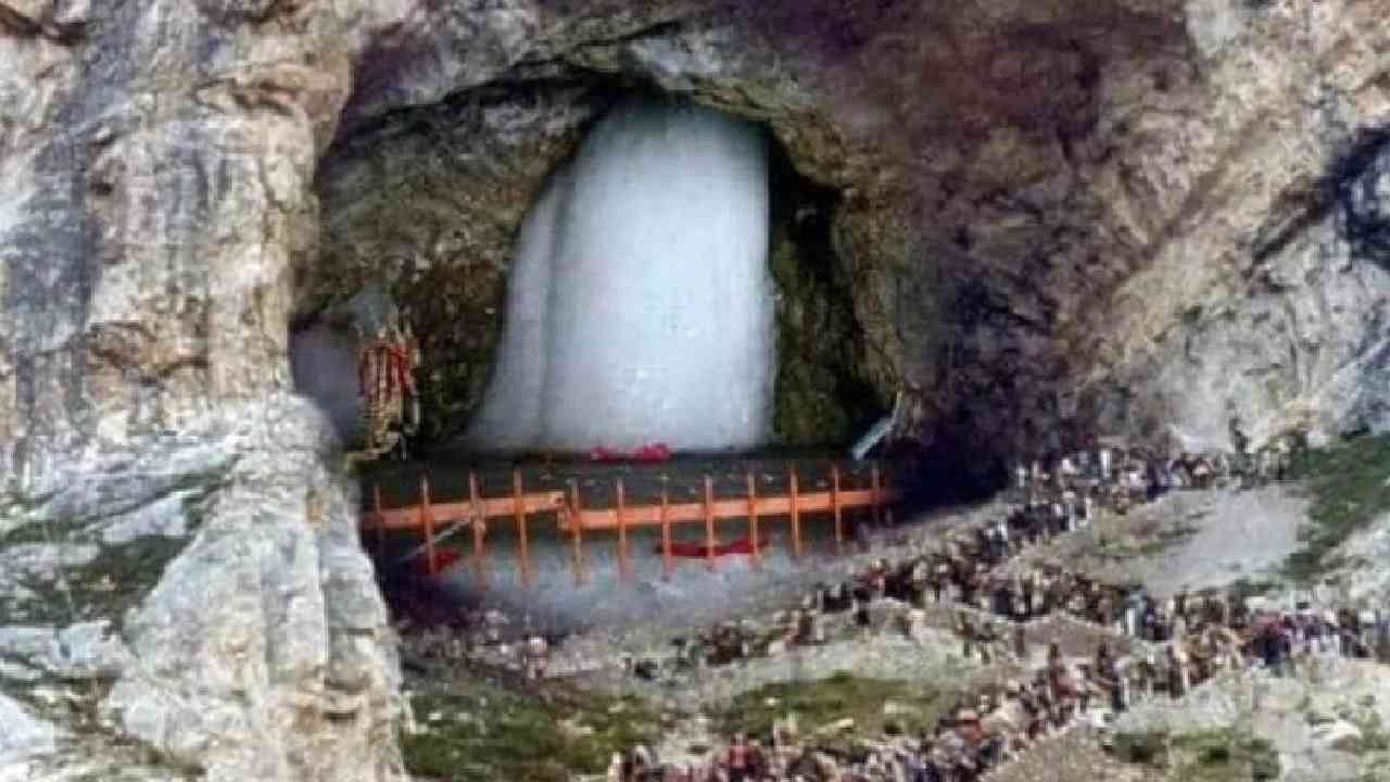 Amarnath Yatra: జూన్ 30 నుంచి అమర్నాథ్ యాత్ర.. డ్రోన్లతో నిఘా Amarnath Yatra: జూన్ 30 నుంచి అమర్నాథ్ యాత్ర.. డ్రోన్లతో నిఘా