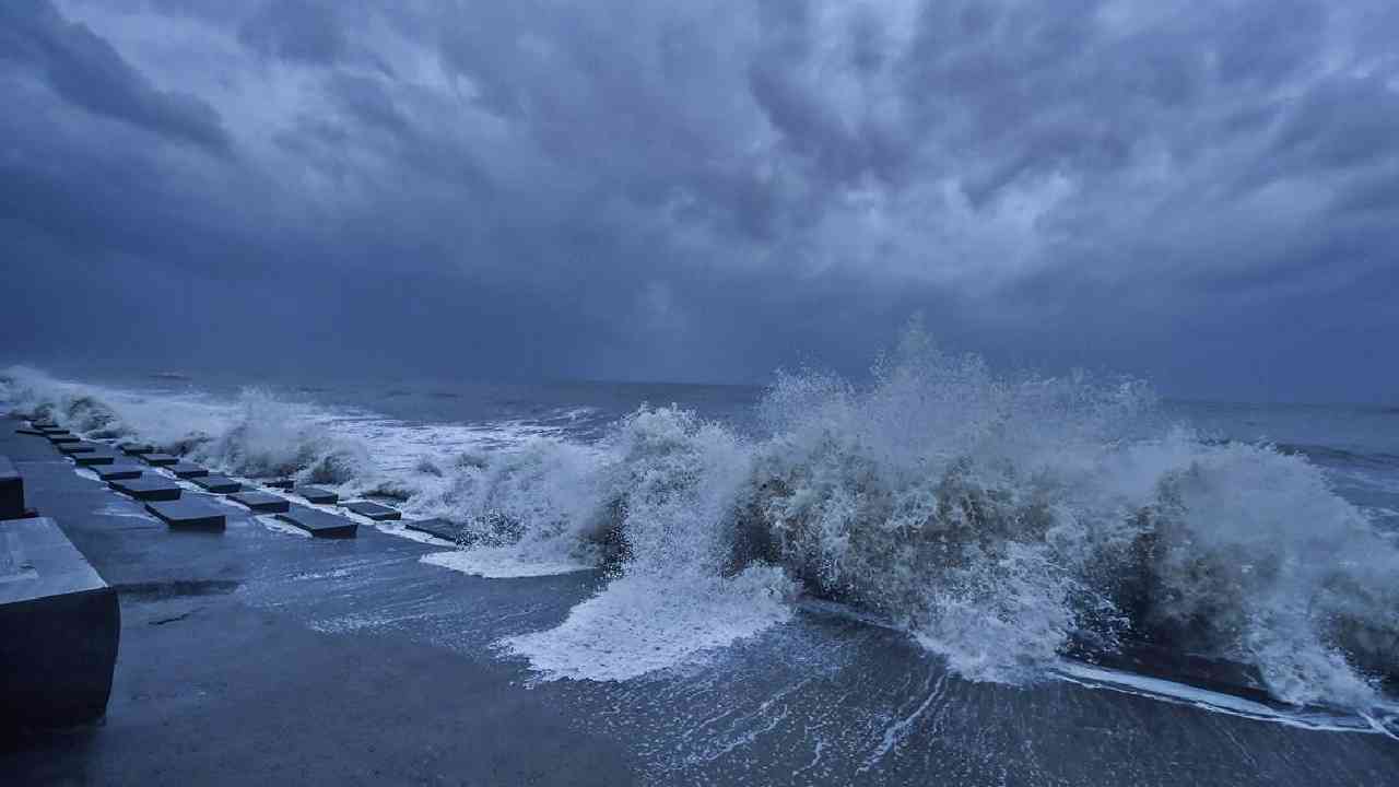 Asani Cyclone: అసని తుపాన్.. హెల్ప్లైన్ నెంబర్ల ఏర్పాటు Asani Cyclone: అసని తుపాన్.. హెల్ప్లైన్ నెంబర్ల ఏర్పాటు