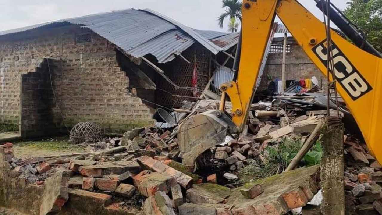 Assam Homes Demolished: పోలీస్ స్టేషన్కు నిప్పు.. నిందితుల ఇళ్లు కూల్చివేత Assam Homes Demolished: పోలీస్ స్టేషన్కు నిప్పు.. నిందితుల ఇళ్లు కూల్చివేత