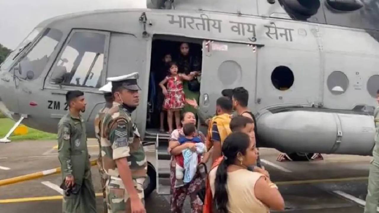 Assam Floods: వరదల్లో చిక్కుకున్న రైలు.. ప్రయాణికుల్ని కాపాడిన ఐఏఎఫ్ Assam Floods: వరదల్లో చిక్కుకున్న రైలు.. ప్రయాణికుల్ని కాపాడిన ఐఏఎఫ్
