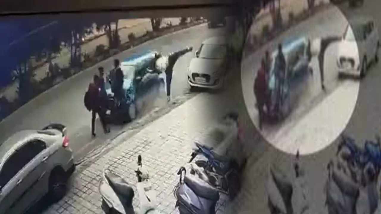 Bengaluru Crime : బెంగళూరులో కారు బీభత్సం.. పాదాచారులపైకి దూసుకెళ్లిన కారు.. షాకింగ్ వీడియో..! Bengaluru Crime : బెంగళూరులో కారు బీభత్సం.. పాదాచారులపైకి దూసుకెళ్లిన కారు.. షాకింగ్ వీడియో..!