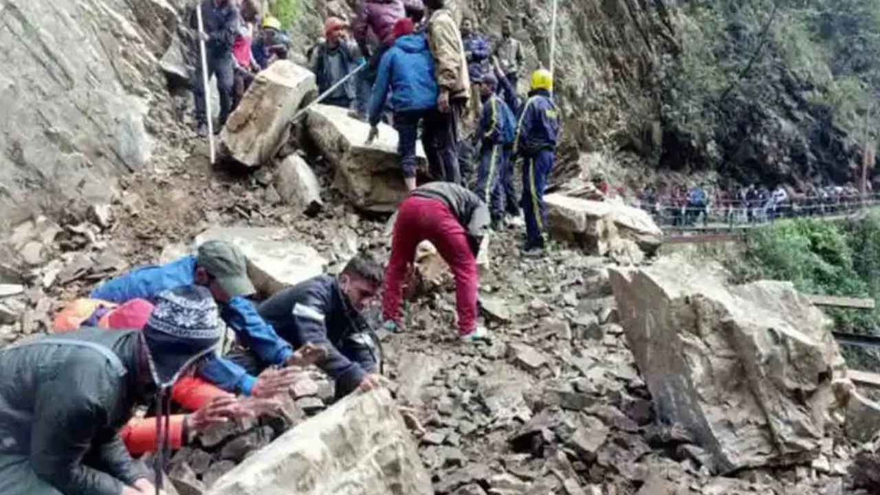 Uttarakhand: యమునోత్రి జాతీయ రహదారిపై కూలిన రక్షణ గోడ.. రోడ్డుపైనే చిక్కుకున్న 10వేల మంది. Uttarakhand: యమునోత్రి జాతీయ రహదారిపై కూలిన రక్షణ గోడ.. రోడ్డుపైనే చిక్కుకున్న 10వేల మంది.