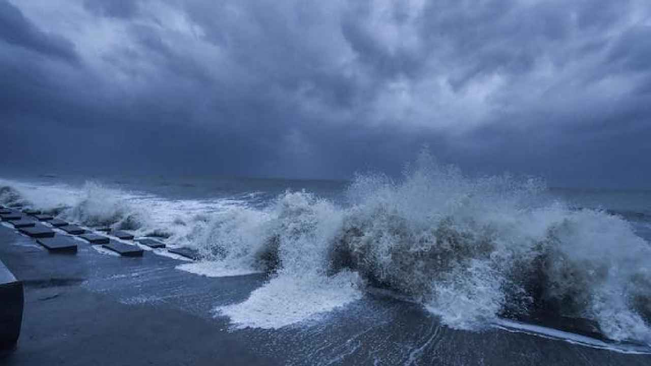 Asani Cyclone: అసాని తుపాను తీరం దాటి.. తీవ్ర వాయుగుండంగా Asani Cyclone: అసాని తుపాను తీరం దాటి.. తీవ్ర వాయుగుండంగా