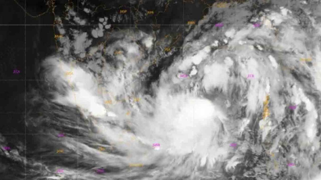 Cyclone Asani: ఏపీవైపు దూసుకొస్తున్న ‘అసని’.. ఉత్తరాంధ్ర జిల్లాల్లో భారీ వర్షాలకు అవకాశం Cyclone Asani: ఏపీవైపు దూసుకొస్తున్న ‘అసని’.. ఉత్తరాంధ్ర జిల్లాల్లో భారీ వర్షాలకు అవకాశం