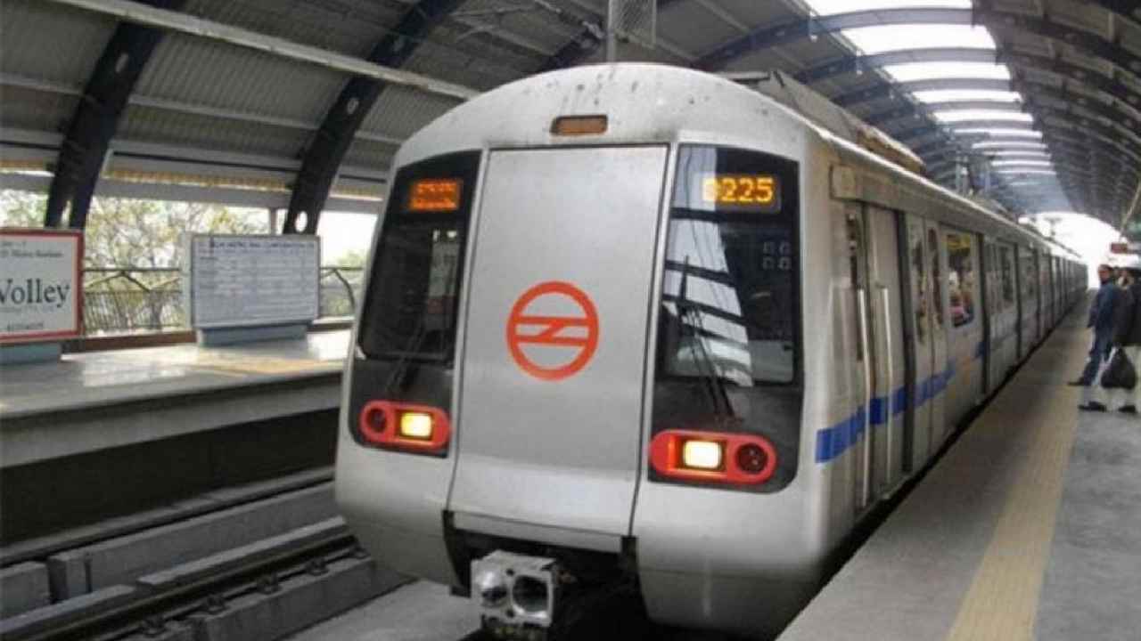 Delhi Metro: కేబుల్ ఎత్తుకెళ్లిన దొంగలు.. నెమ్మదిగా నడుస్తున్న మెట్రో రైళ్లు Delhi Metro: కేబుల్ ఎత్తుకెళ్లిన దొంగలు.. నెమ్మదిగా నడుస్తున్న మెట్రో రైళ్లు