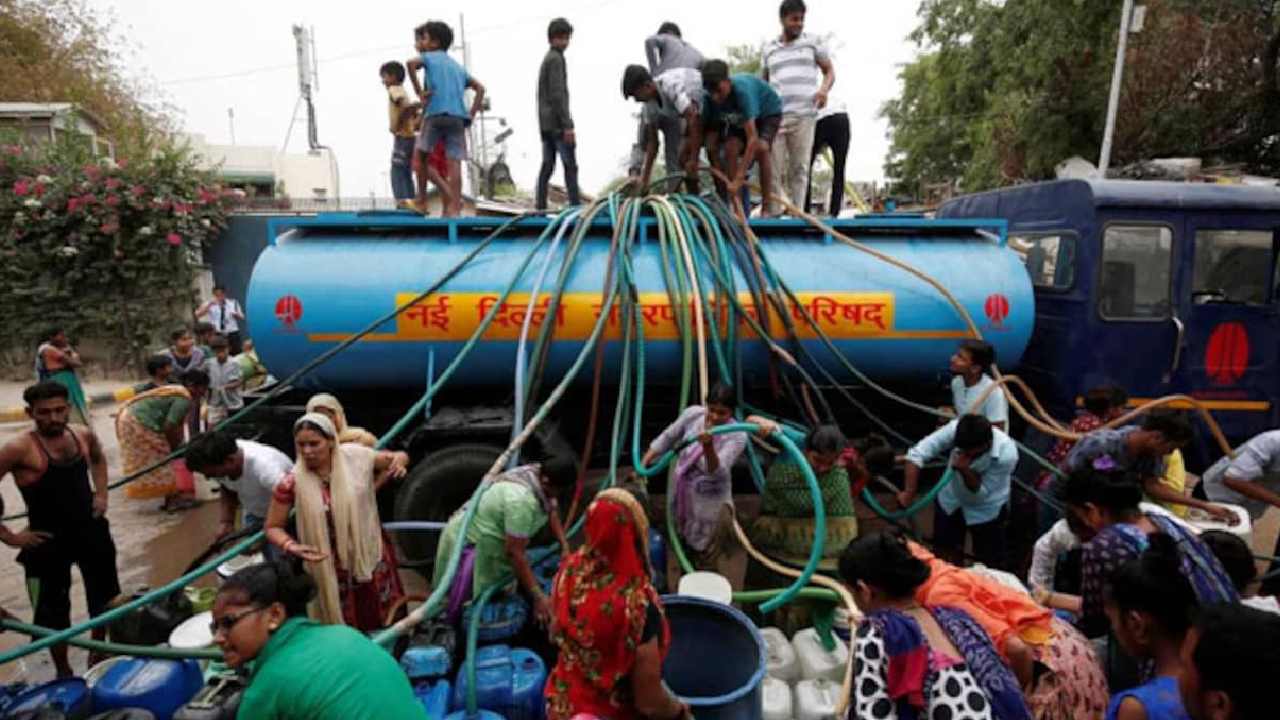 Delhi Water Supply: ఢిల్లీలో నీటి కొరత.. భారీగా తగ్గిన సరఫరా Delhi Water Supply: ఢిల్లీలో నీటి కొరత.. భారీగా తగ్గిన సరఫరా