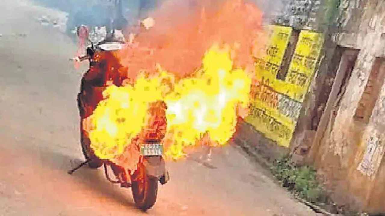 Electric Vehicles: ఎలక్ట్రిక్ వాహనాల్లో అందుకే మంటలు.. డీఆర్డీవో నివేదికలో షాకింగ్ విషయాలు Electric Vehicles: ఎలక్ట్రిక్ వాహనాల్లో అందుకే మంటలు.. డీఆర్డీవో నివేదికలో షాకింగ్ విషయాలు