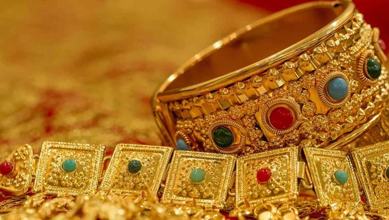 Gold and silver price: స్వల్పంగా తగ్గిన బంగారం ధర.. ఏయే నగరాల్లో ఎంతంటే? Gold and silver price: స్వల్పంగా తగ్గిన బంగారం ధర.. ఏయే నగరాల్లో ఎంతంటే?