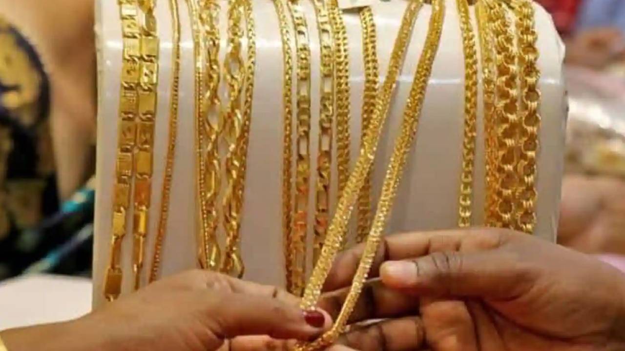Gold price today: మహిళలకు శుభవార్త.. తగ్గిన బంగారం ధర.. హైదరాబాద్లో మాత్రం.. Gold price today: మహిళలకు శుభవార్త.. తగ్గిన బంగారం ధర.. హైదరాబాద్లో మాత్రం..