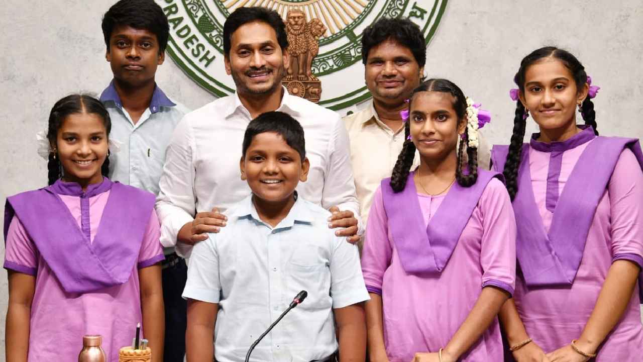 Bendapudi High School Students : ఇంగ్లీష్లో అదరగొట్టిన ప్రభుత్వ పాఠశాల పిల్లలు.. సీఎం జగన్ ఫిదా Bendapudi High School Students : ఇంగ్లీష్లో అదరగొట్టిన ప్రభుత్వ పాఠశాల పిల్లలు.. సీఎం జగన్ ఫిదా