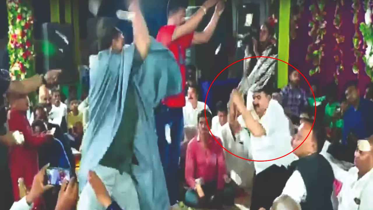 Minister Arvind Raiyani : ఇనుప గొలుసులతో కొట్టుకున్న బీజేపీ మంత్రి..కరెన్సీ నోట్లు చల్లిన అభిమానులు Minister Arvind Raiyani : ఇనుప గొలుసులతో కొట్టుకున్న బీజేపీ మంత్రి..కరెన్సీ నోట్లు చల్లిన అభిమానులు