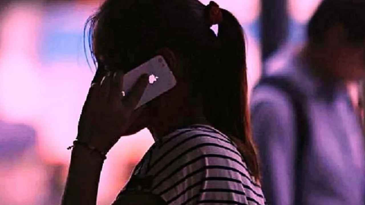 Honey trap case: నెట్ బ్యాలెన్స్కు డబ్బులు లేవని నమ్మించింది.. రూ.2.50 లక్షలు మాయం చేసింది .. Honey trap case: నెట్ బ్యాలెన్స్కు డబ్బులు లేవని నమ్మించింది.. రూ.2.50 లక్షలు మాయం చేసింది ..