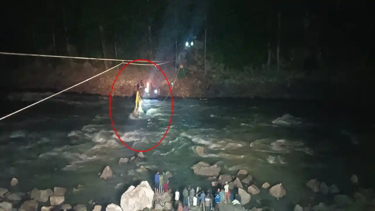 Indian Army : అర్ధరాత్రివేళ నదిలో చిక్కుకున్న యువకులను కాపాడిన ఆర్మీ Indian Army : అర్ధరాత్రివేళ నదిలో చిక్కుకున్న యువకులను కాపాడిన ఆర్మీ