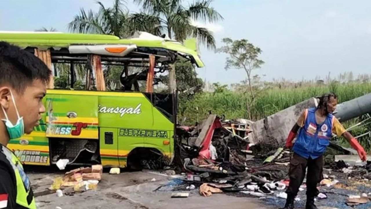 Indonesia Bus Crash: బస్సు డ్రైవర్ నిర్లక్ష్యంతో 15 మంది మృతి..16 మందికి తీవ్ర గాయాలు Indonesia Bus Crash: బస్సు డ్రైవర్ నిర్లక్ష్యంతో 15 మంది మృతి..16 మందికి తీవ్ర గాయాలు