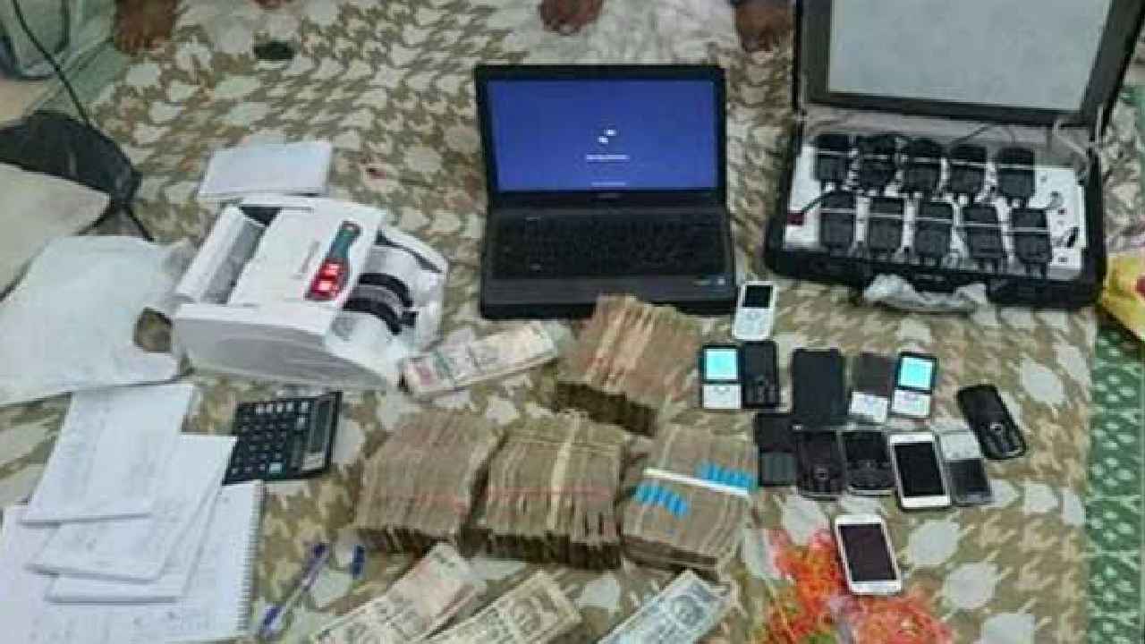 హైదరాబాద్లో ఐపీఎల్ బెట్టింగ్కు పాల్పడుతున్న గ్యాంగ్ అరెస్ట్.. పెద్ద మొత్తంలో డబ్బు స్వాధీనం హైదరాబాద్లో ఐపీఎల్ బెట్టింగ్కు పాల్పడుతున్న గ్యాంగ్ అరెస్ట్.. పెద్ద మొత్తంలో డబ్బు స్వాధీనం