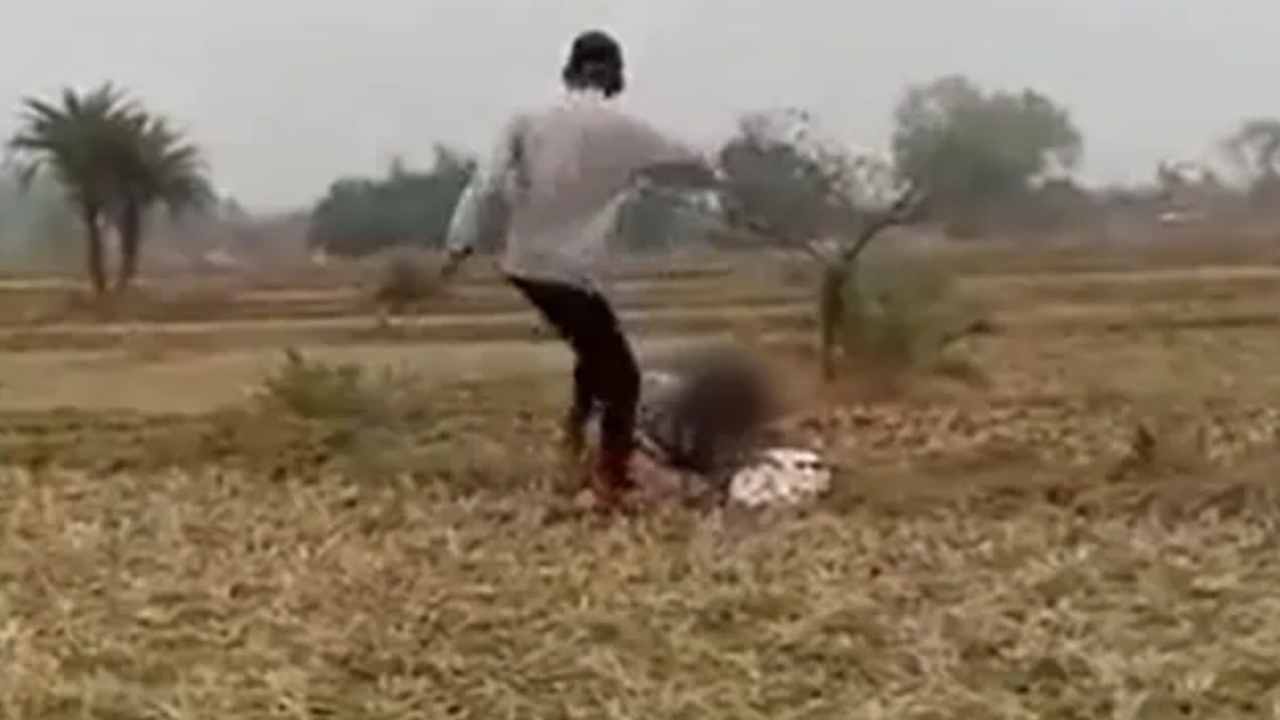 Viral video: గిరిజన బాలికను కాళ్లతో తంతూ రెచ్చిపోయిన యువకుడు.. సీఎం ఫైర్.. యువకుడు అరెస్ట్.. Viral video: గిరిజన బాలికను కాళ్లతో తంతూ రెచ్చిపోయిన యువకుడు.. సీఎం ఫైర్.. యువకుడు అరెస్ట్..
