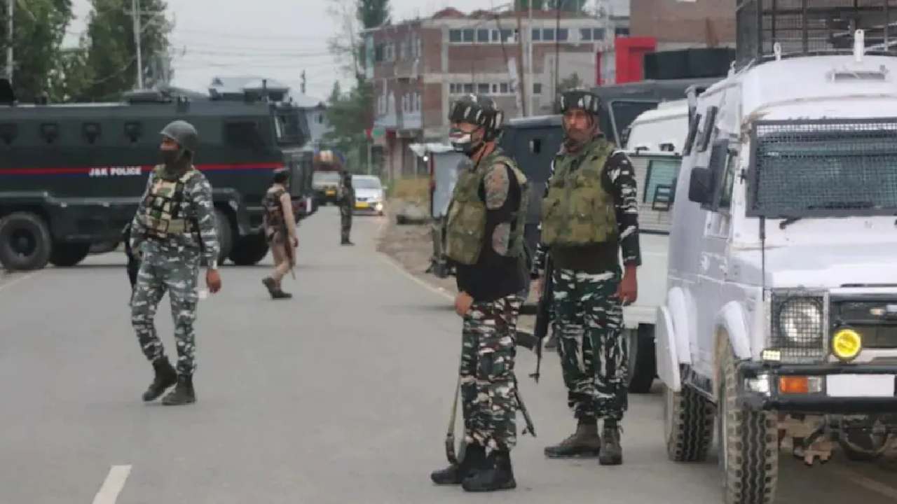 Kashmir valley: కాశ్మీర్ తీవ్రవాదుల చేతిలో అమెరికన్ ఆయుధాలు Kashmir valley: కాశ్మీర్ తీవ్రవాదుల చేతిలో అమెరికన్ ఆయుధాలు