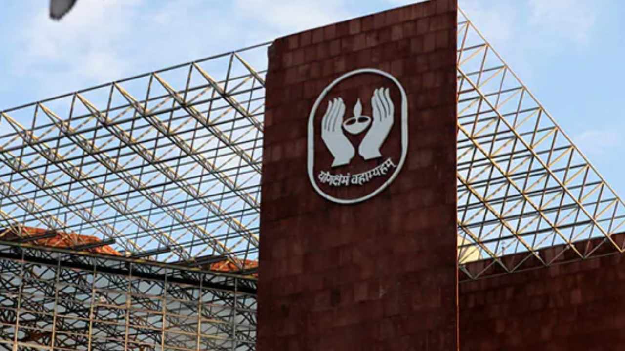 LIC IPO Listing: నిరాశపర్చిన ఎల్ఐసీ లిస్టింగ్.. తక్కువ ధరకు షేర్ల ట్రేడింగ్ LIC IPO Listing: నిరాశపర్చిన ఎల్ఐసీ లిస్టింగ్.. తక్కువ ధరకు షేర్ల ట్రేడింగ్