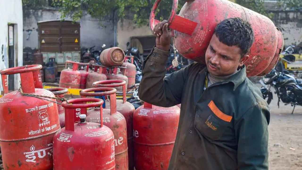 Gas Cylinder Price: సామాన్యుడిపై మరోభారం.. పెరిగిన వంట గ్యాస్ సిలిండర్ ధర.. Gas Cylinder Price: సామాన్యుడిపై మరోభారం.. పెరిగిన వంట గ్యాస్ సిలిండర్ ధర..