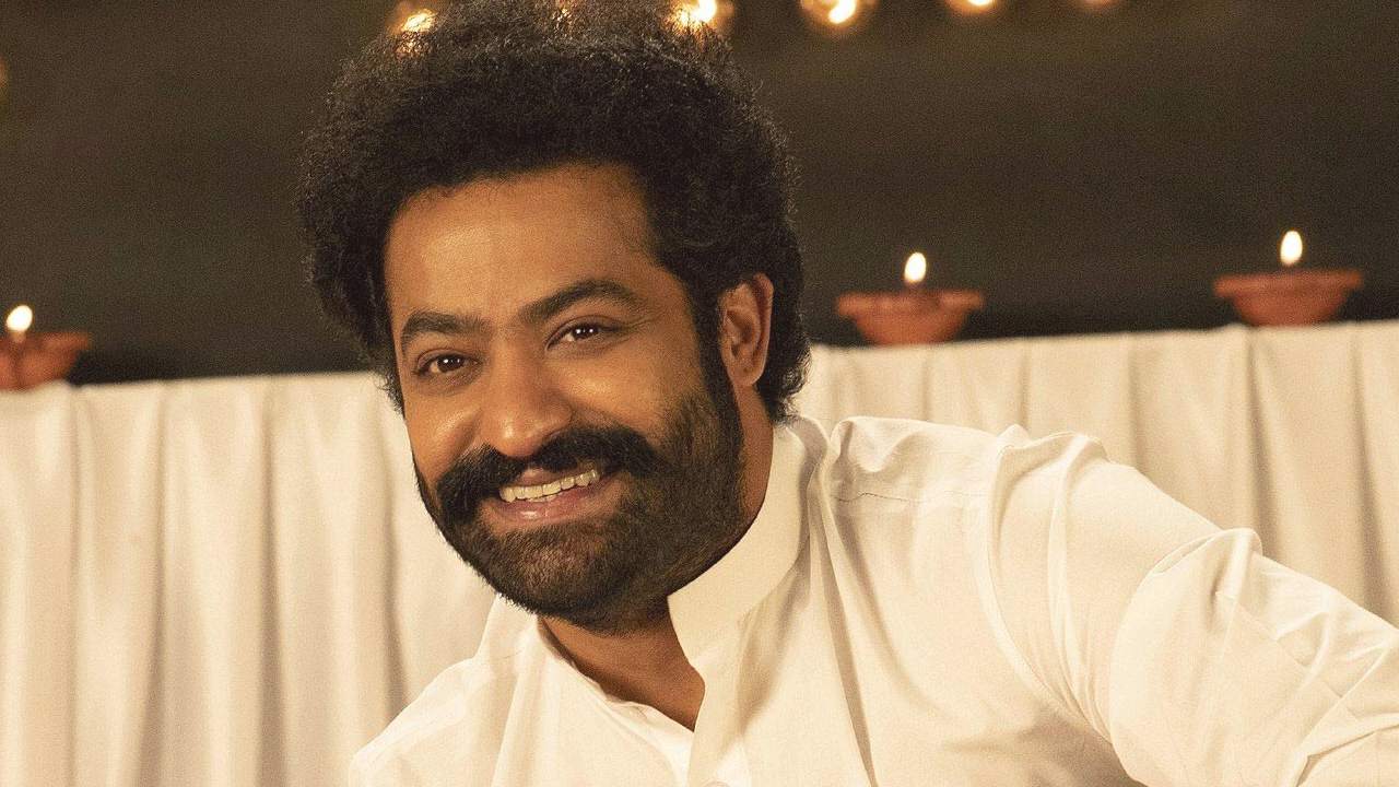 NTR: ఎన్టీఆర్ ఆ డైరెక్టర్కు హ్యాండిచ్చాడుగా..? NTR: ఎన్టీఆర్ ఆ డైరెక్టర్కు హ్యాండిచ్చాడుగా..?