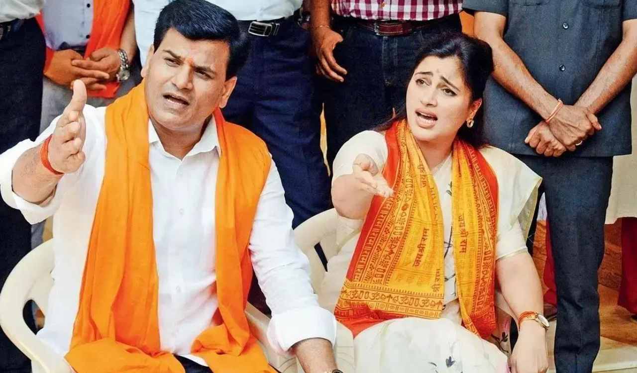 Navneet rana couple: వదిలేదే లేదు.. నవనీత్ రాణా దంపతులకు మరో ఝలక్ ఇచ్చిన శివసేన సర్కార్.. Navneet rana couple: వదిలేదే లేదు.. నవనీత్ రాణా దంపతులకు మరో ఝలక్ ఇచ్చిన శివసేన సర్కార్..