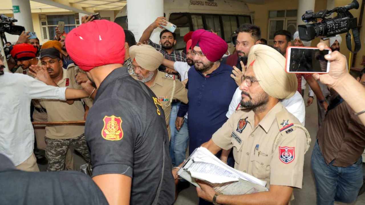 Navjot Sidhu : 24 గంటలుగా జైల్లో ఆహారం తీసుకోని నవజోత్ సిద్ధూ.. ఏమైందంటే? Navjot Sidhu : 24 గంటలుగా జైల్లో ఆహారం తీసుకోని నవజోత్ సిద్ధూ.. ఏమైందంటే?