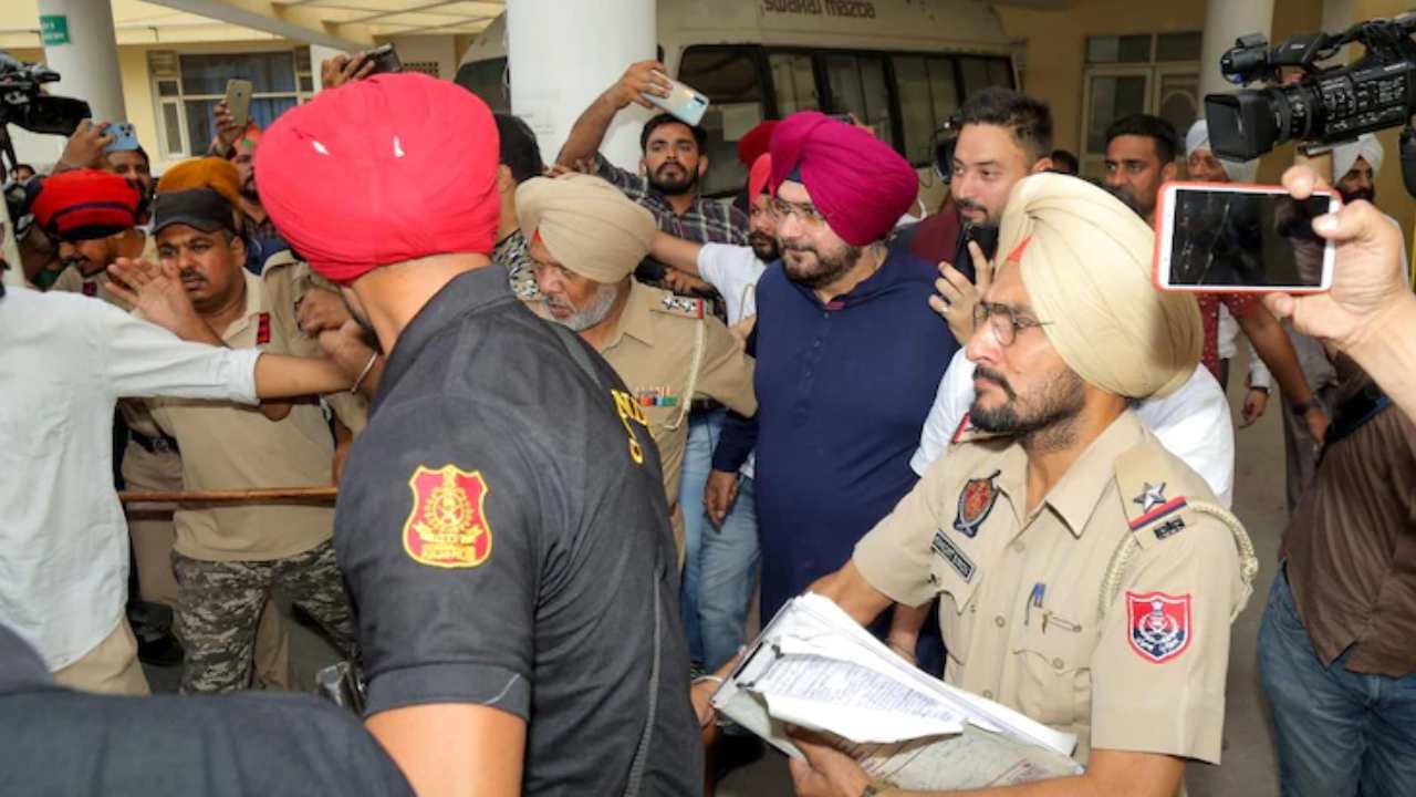 Navjot Singh Sidhu: పటియాలా సెంట్రల్ జైల్లో సిద్ధూకు కల్పించిన వసతులు ఏమిటో తెలుసా? Navjot Singh Sidhu: పటియాలా సెంట్రల్ జైల్లో సిద్ధూకు కల్పించిన వసతులు ఏమిటో తెలుసా?