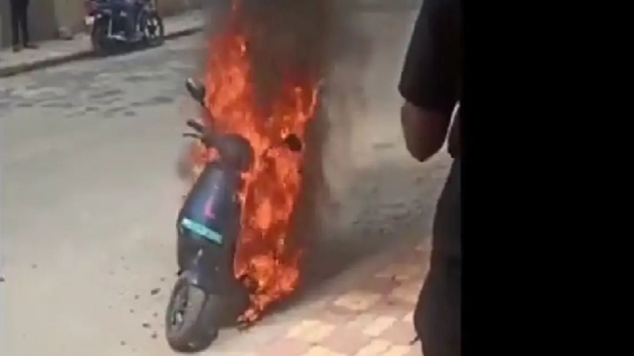 EV Fires : పేలుతున్న ఈవీ బ్యాటరీలు.. దేశీయంగా బ్యాటరీల ఉత్పత్తియే బెటర్.. నీతి ఆయోగ్ EV Fires : పేలుతున్న ఈవీ బ్యాటరీలు.. దేశీయంగా బ్యాటరీల ఉత్పత్తియే బెటర్.. నీతి ఆయోగ్