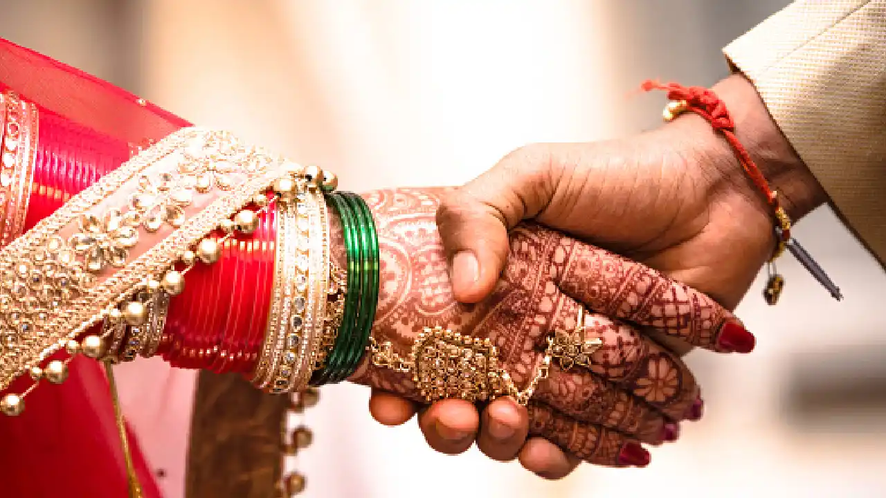New Wedding Rules: “డీజే డ్యాన్సుల్లేవ్, క్లీన్ షేవ్తో ఉంటేనే పెళ్లికి రండి” New Wedding Rules: “డీజే డ్యాన్సుల్లేవ్, క్లీన్ షేవ్తో ఉంటేనే పెళ్లికి రండి”