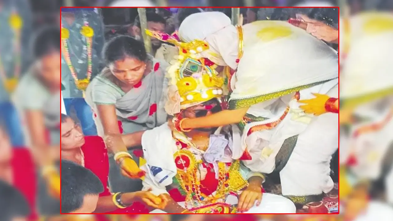Andhra Pradesh : జంబలకిడిపంబ-వరుడి మెడలో తాళి కట్టే వధువు Andhra Pradesh : జంబలకిడిపంబ-వరుడి మెడలో తాళి కట్టే వధువు