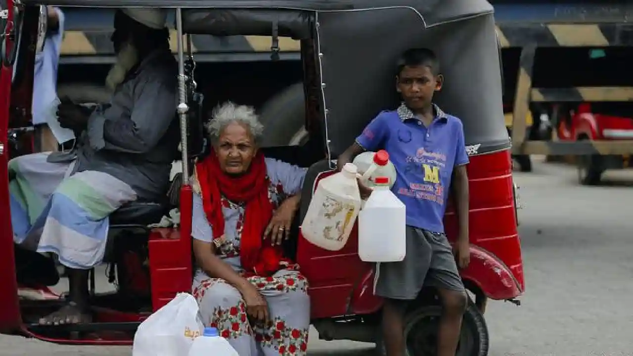 Sri Lanka Crisis : ఇంధన కొరతతో స్కూళ్లు, ఆఫీసులు మూసివేత Sri Lanka Crisis : ఇంధన కొరతతో స్కూళ్లు, ఆఫీసులు మూసివేత