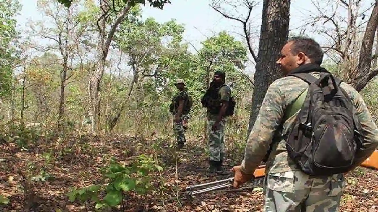 Chhattisgarh : చత్తీస్ఘడ్లో ఎన్ కౌంటర్-కొనసాగుతున్న కాల్పులు Chhattisgarh : చత్తీస్ఘడ్లో ఎన్ కౌంటర్-కొనసాగుతున్న కాల్పులు