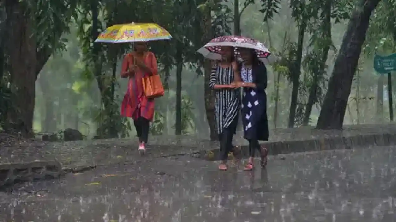 Rains In Telangana : రాగల మూడు రోజులు తెలంగాణలో వర్షాలు Rains In Telangana : రాగల మూడు రోజులు తెలంగాణలో వర్షాలు