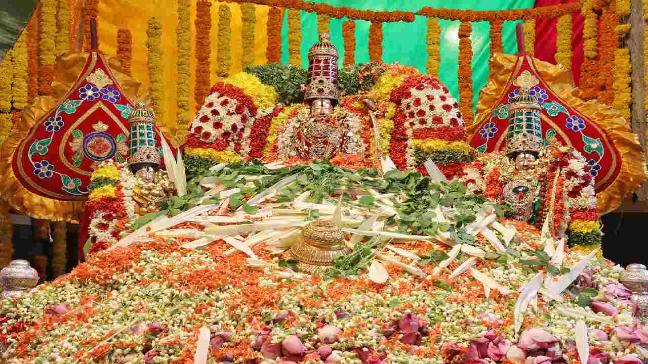 Tirupati : శోభాయమానంగా శ్రీ కోదండరాముని పుష్పయాగం Tirupati : శోభాయమానంగా శ్రీ కోదండరాముని పుష్పయాగం