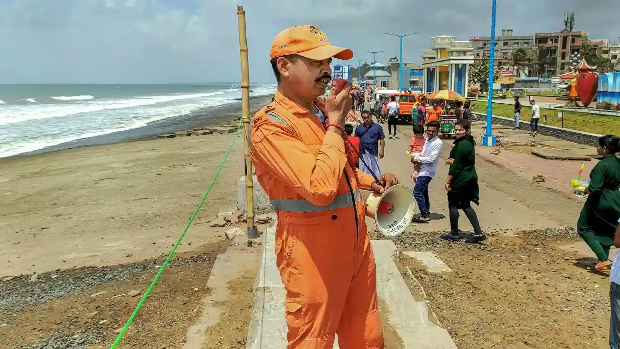 Cyclone Asani : మూడు రాష్ట్రాల్లో ఎన్డీఆర్ఎఫ్ బృందాలు సిధ్ధం Cyclone Asani : మూడు రాష్ట్రాల్లో ఎన్డీఆర్ఎఫ్ బృందాలు సిధ్ధం