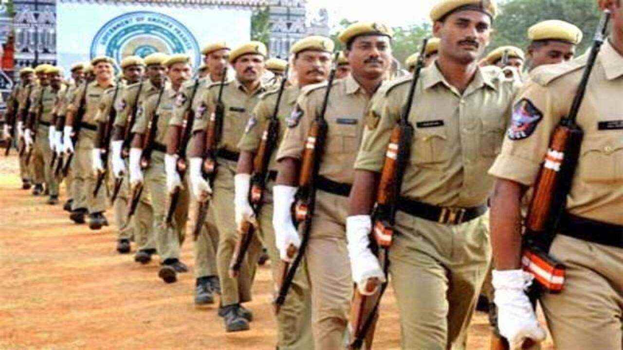 Police Recruitment: నిలిచిపోయిన పోలీస్ రిక్రూట్మెంట్ వెబ్సైట్.. ఆందోళనలో అభ్యర్థులు Police Recruitment: నిలిచిపోయిన పోలీస్ రిక్రూట్మెంట్ వెబ్సైట్.. ఆందోళనలో అభ్యర్థులు