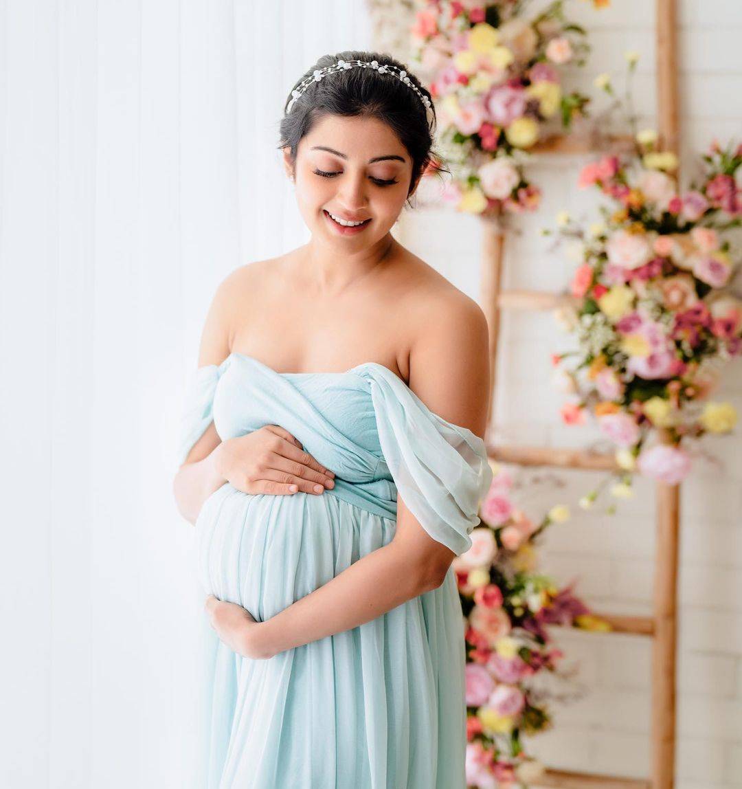 Pranitha Latest Baby Bump Photos