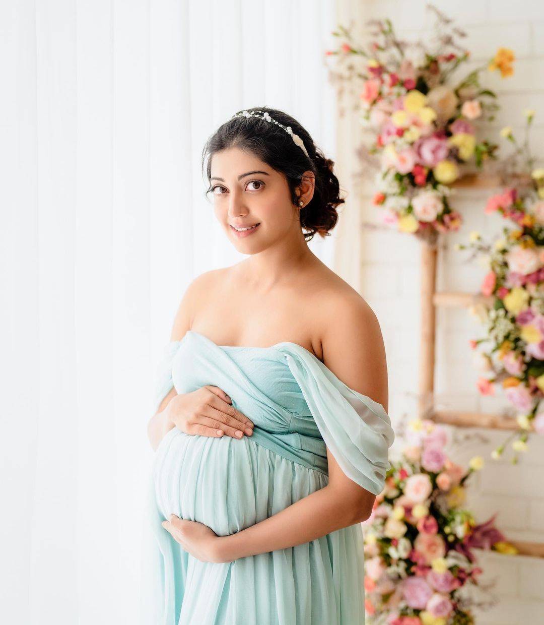Pranitha Latest Baby Bump Photos