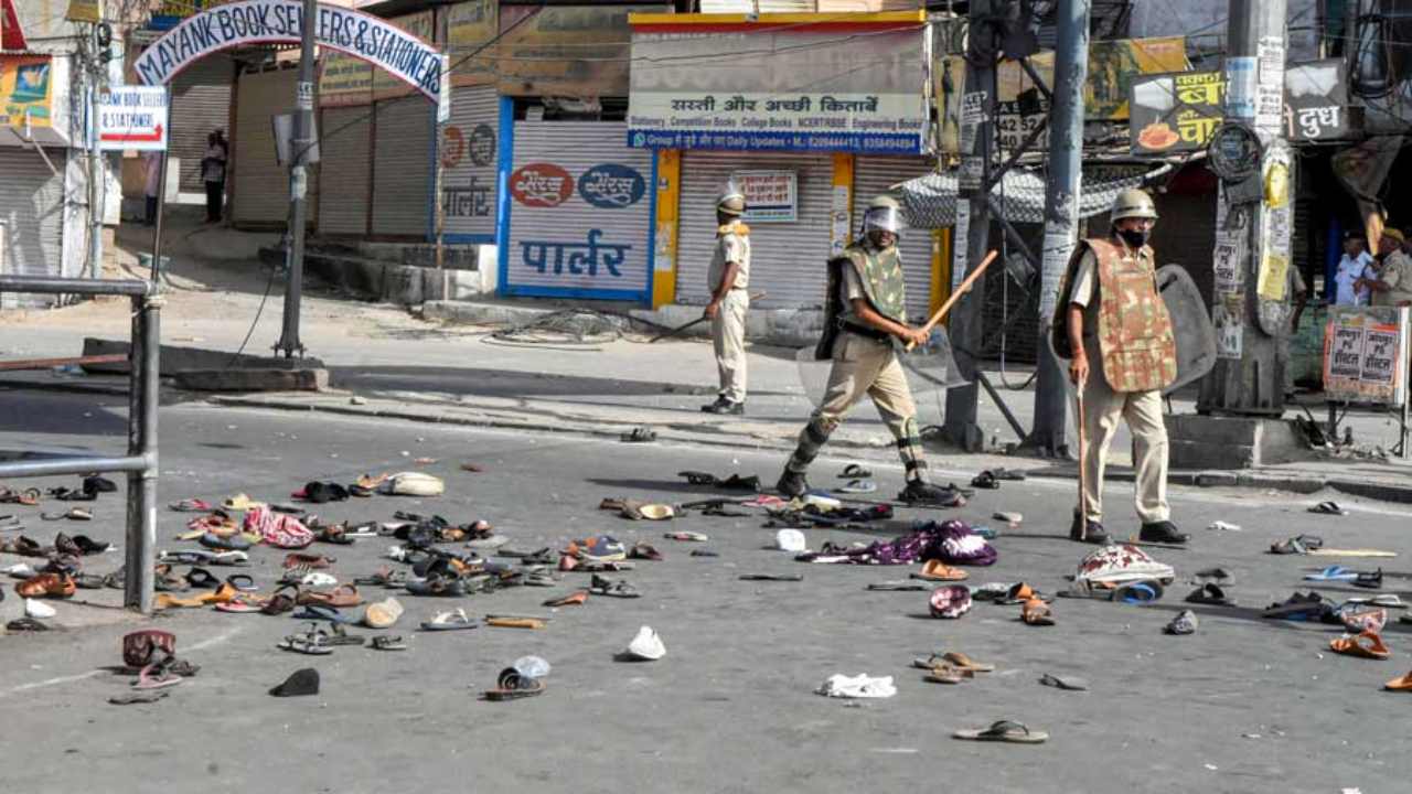 Rajasthan Curfew : జోద్పూర్లో ఉద్రిక్తత.. రేపు రాత్రి వరకు కర్ఫ్యూ .. బయటకు వస్తే అంతే..! Rajasthan Curfew : జోద్పూర్లో ఉద్రిక్తత.. రేపు రాత్రి వరకు కర్ఫ్యూ .. బయటకు వస్తే అంతే..!