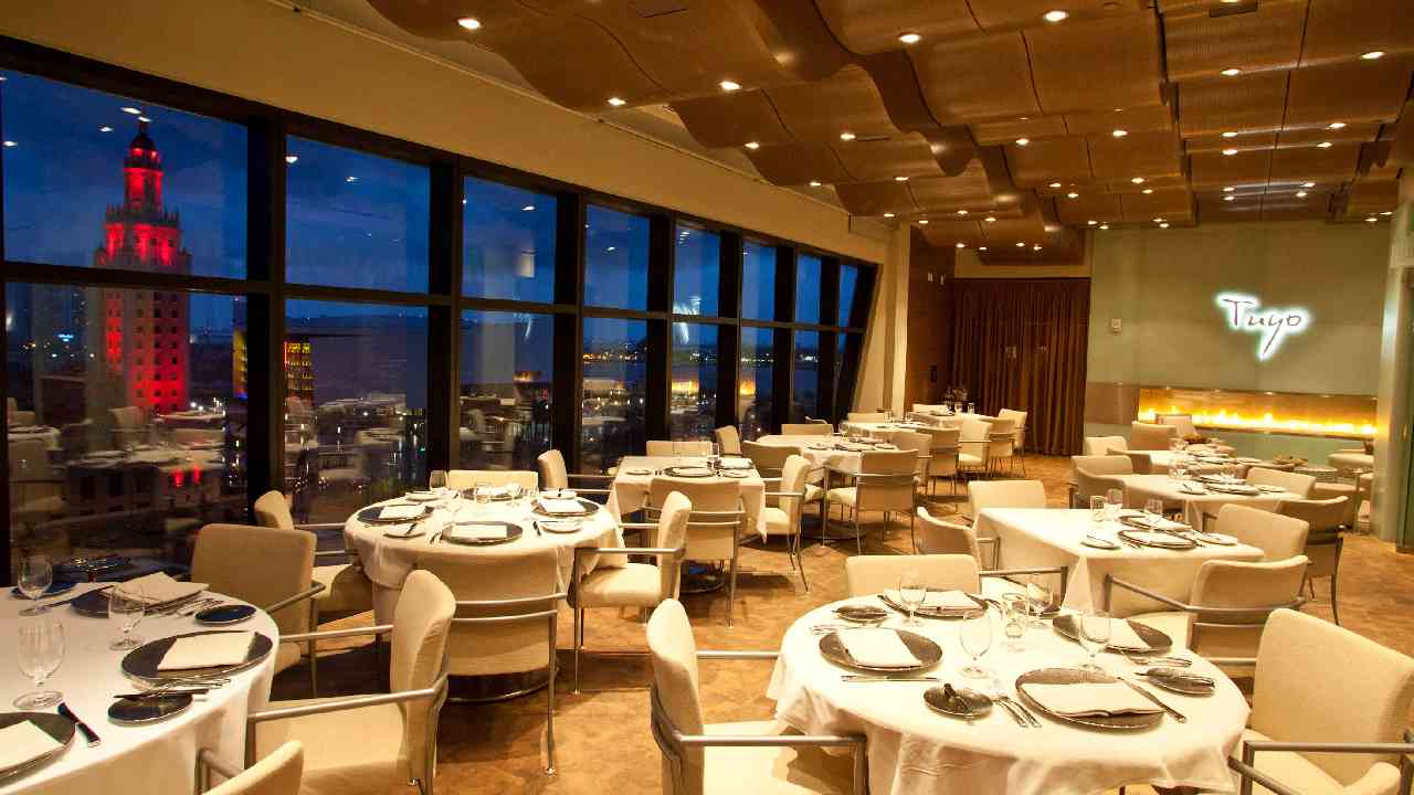 Centre Warns Restaurants: సర్వీసు ఛార్జీల వసూలు.. రెస్టారెంట్లకు కేంద్రం వార్నింగ్ Centre Warns Restaurants: సర్వీసు ఛార్జీల వసూలు.. రెస్టారెంట్లకు కేంద్రం వార్నింగ్