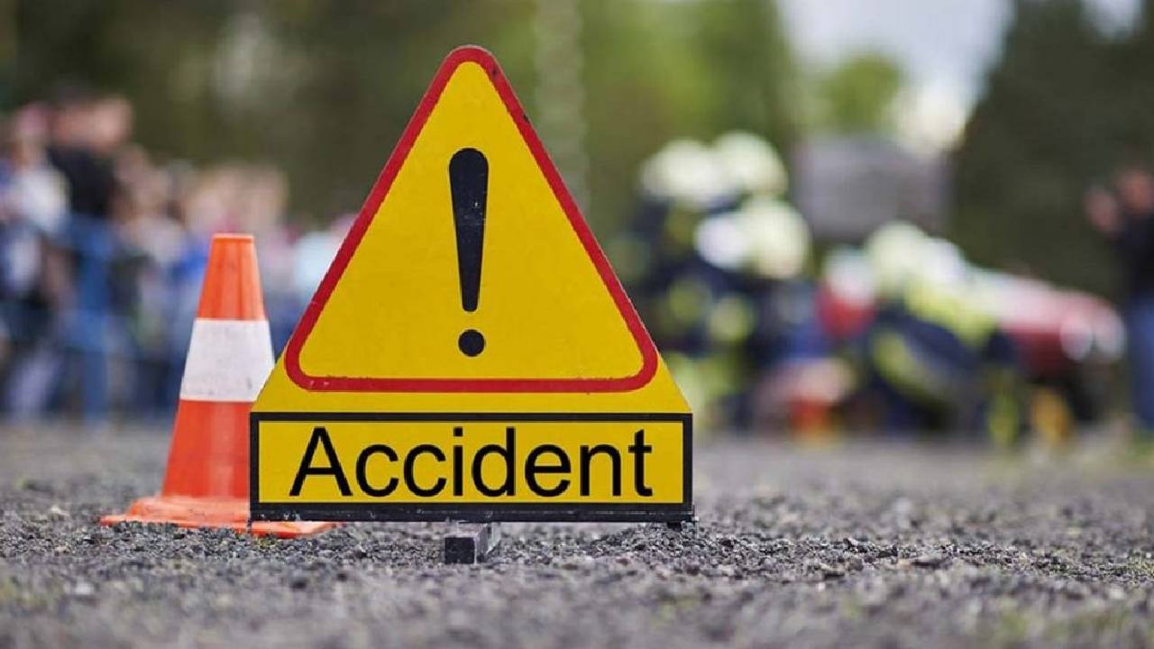 Road Accident: పెండ్లి వాహనం బోల్తా.. నలుగురు మృతి Road Accident: పెండ్లి వాహనం బోల్తా.. నలుగురు మృతి