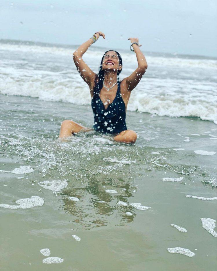 Shriya Saran Sizzling At Sea Shore With Daughter002